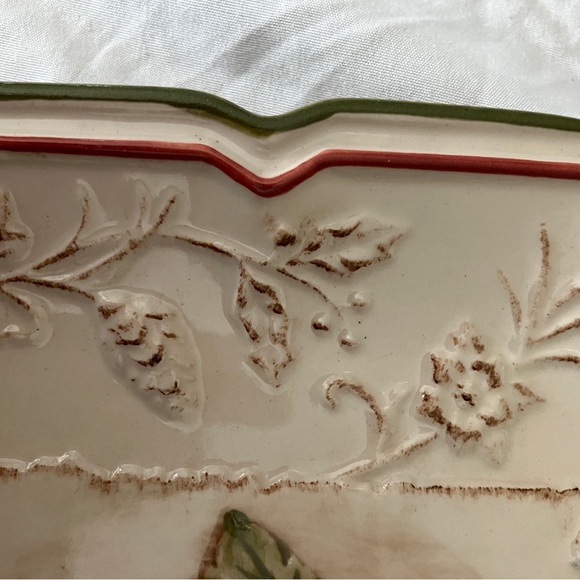 MWW Market ‘Embossed Christmas Flowers Plates Set of 4 - Picture 10 of 13